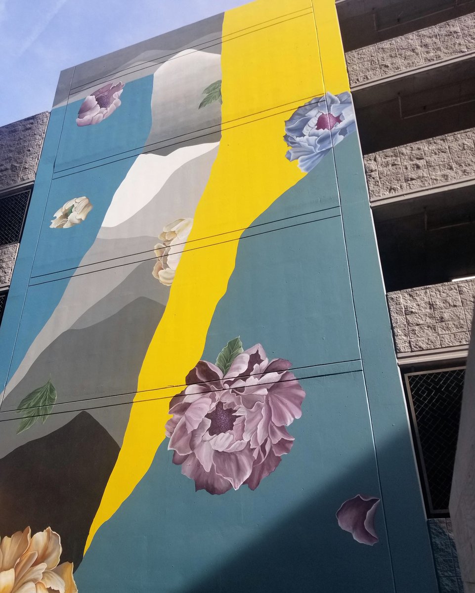 VisitBurbankUSA's tweet photo. Gorgeous murals can be found throughout Burbank like this 30ftx50ft mural in Downtown Burbank at the Cartoon Network building by @satorijewel. #visitburbank #burbankmural #artla #lamural https://t.co/lSIrbln12L