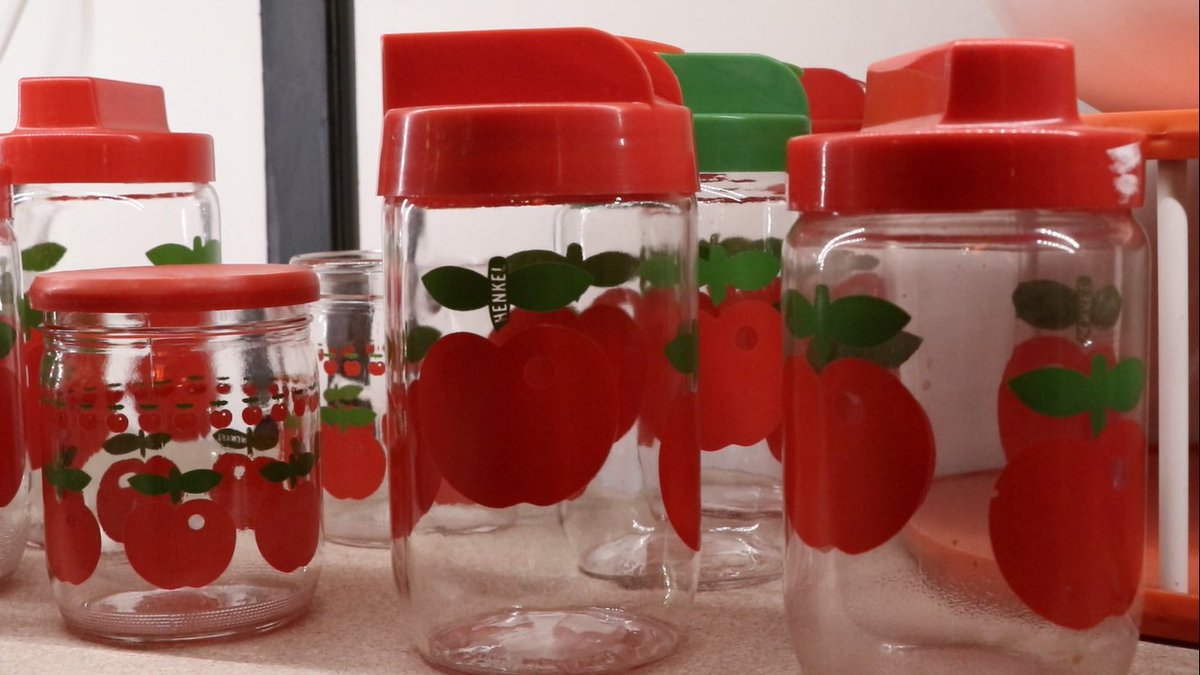 🍎Pots Henkel, objets emblématiques en plastique des années 70. 

Voyagez à travers les époques et découvrez comment le plastique s’est introduit dans notre quotidien grâce au webdocumentaire Une vie sous plastique : app.racontr.com/projects/une-v…  

📸 : Une vie sous plastique.