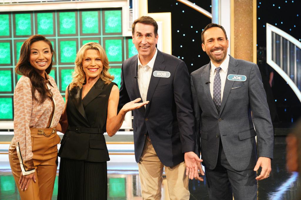 holeymoleyabc's tweet photo. Tonight is a tee-riffic reunion! Join @RobRiggle, @JoeTessESPN and @jeanniemai as they play for charity (and laughs 😂) at 8|7c on #CelebrityWheelOfFortune! https://t.co/GC446OBef0