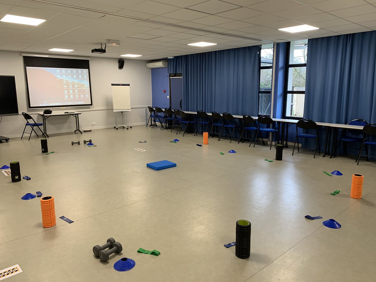 kuck_Ludovic's tweet photo. #celluleperformance #poleespoirs @LigueFootLFPL #football #Séance de #regeneration et de #recuperation après deux bonnes oppositions hier contre le Pôle de #ploufragan de @LBFoff. #muscu #foamroller #propriception #elastiquebande #mobilitearticulaire #soin #kine #sophrologie https://t.co/0ld5kyXuSi