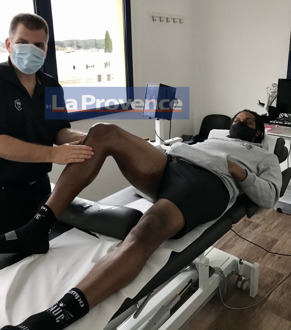 stevenimbert's tweet photo. Des nouvelles de @PardinWesley , c'est à lire demain dans @laprovence . Le gardien du @pauchandball soigne son genou avant de passer sur la table d'opération. après sa rupture des croisés. Le moral est bon. #Pardin reste déterminé à revenir plus fort. #BleuetFier @FRAHandball https://t.co/BbXdB8knFu