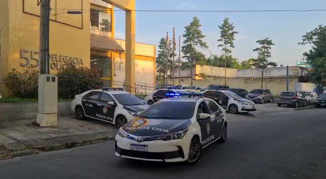 PCERJ's tweet photo. #55DP prendeu um homem que torturava a filha, de 13 anos. Segundo relato da garota, o pai obrigou que ela comesse fezes, bebesse urina dentro do vaso sanitário, além outras agressões. Saiba mais: https://t.co/rYaC7f2wDz https://t.co/SCD5484pGa