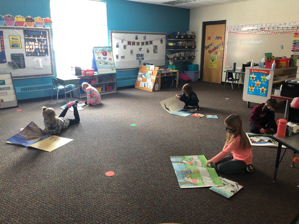 LisaMikeO's tweet photo. What makes reading fun? Big Books! 😊 #cfelem https://t.co/X1ATnfJAef