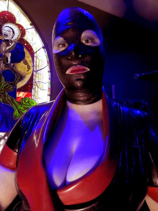 Do try and keep your eyes looking forward. It's hard isn't it 😂.  Hood by @Rubber55_Latex  Dress by @LibidexLtd<a href="/tag/latexfashion"class="tags"><span>#latexfashion</span></a><a href="/tag/rubberlove"class="tags"><span>#rubberlove</span></a>