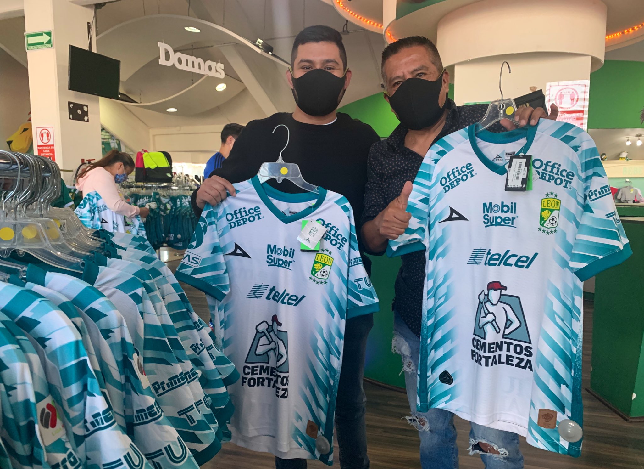Club Leon Ya Llego Ya Esta Aqui Los Aficionados Se Estan Llevando El Nuevo Jersey Alternativo Disponibles En La Guarida Nuestra Tienda Oficial Y En Pirma Oficial T Co Wvsmir3148 Club Leon Ya Llego Ya Esta Aqui Los Aficionados Se Estan Llevando El Nuevo Jersey Alternativo Disponibles En La Guarida Nuestra Tienda Oficial Y En Pirma Oficial T Co Wvsmir3148