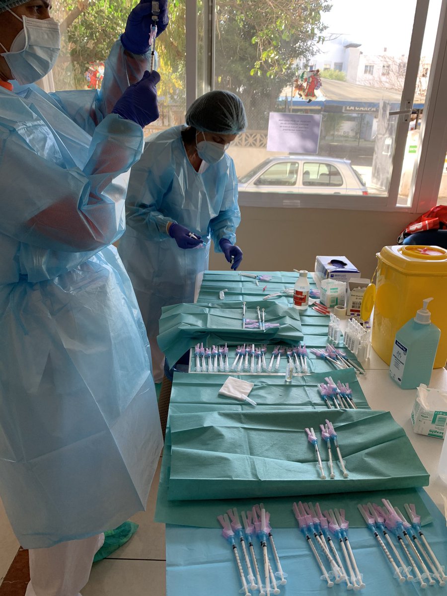 CSCollR's tweet photo. Hoy las #enfermeras de @CSCollR hemos administrado la 2a dosis de #VacunaCOVID19 a los usuarios y trabajadores de las residencias Bocambilla y Ciudad Jardín. 204 dosis 💉de esperanza 🙌🏻💪💪😷#AlesIllesEnsVacunam #LasVacunasSalvanVidas @apmallorca @ibsalut https://t.co/PL2gSRlI2d