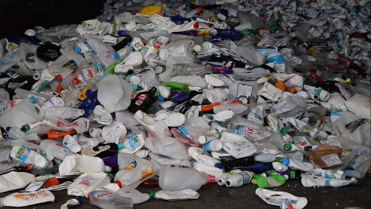 ♻️2040 : C’est la date butoir qui envisage la fin de la mise sur le marché d'emballages en plastique à usage unique, via la loi anti-gaspillage pour une économie circulaire. 

📸 : Une vie sous plastique.