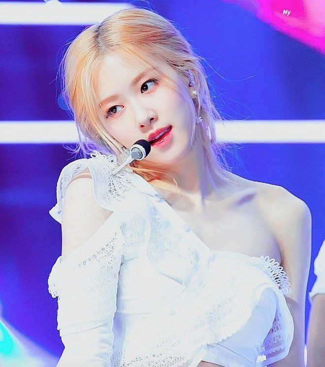 Midzi79785035's tweet photo. Mano pra que ficar tacando hate na Rose, ficar excluindo ela do grupo...
Ela é bonita, canta bem, dança bem, é uma pessoa incrível, e é modelo... Cara ela é perfeita ñ tem como odiar ela 
(Esse povo deve ter sérios problemas)
#RespectOurROSE https://t.co/BgEbyGsb8x