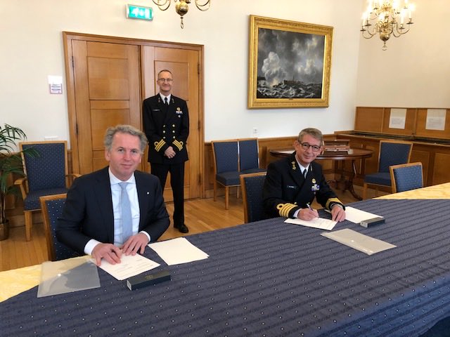 Vernieuwing samenwerking op gebied van Maritime Resource Management en praktische nautische kennis tussen het KIM <a href="/kon_marine/">Koninklijke Marine</a> en <a href="/Loodswezen/">Loodswezen</a>. Samen sterk voor goed opgeleide zeeofficieren en registerloodsen in <a href="/NLMaritiem/">Nederland Maritiem Land</a> !