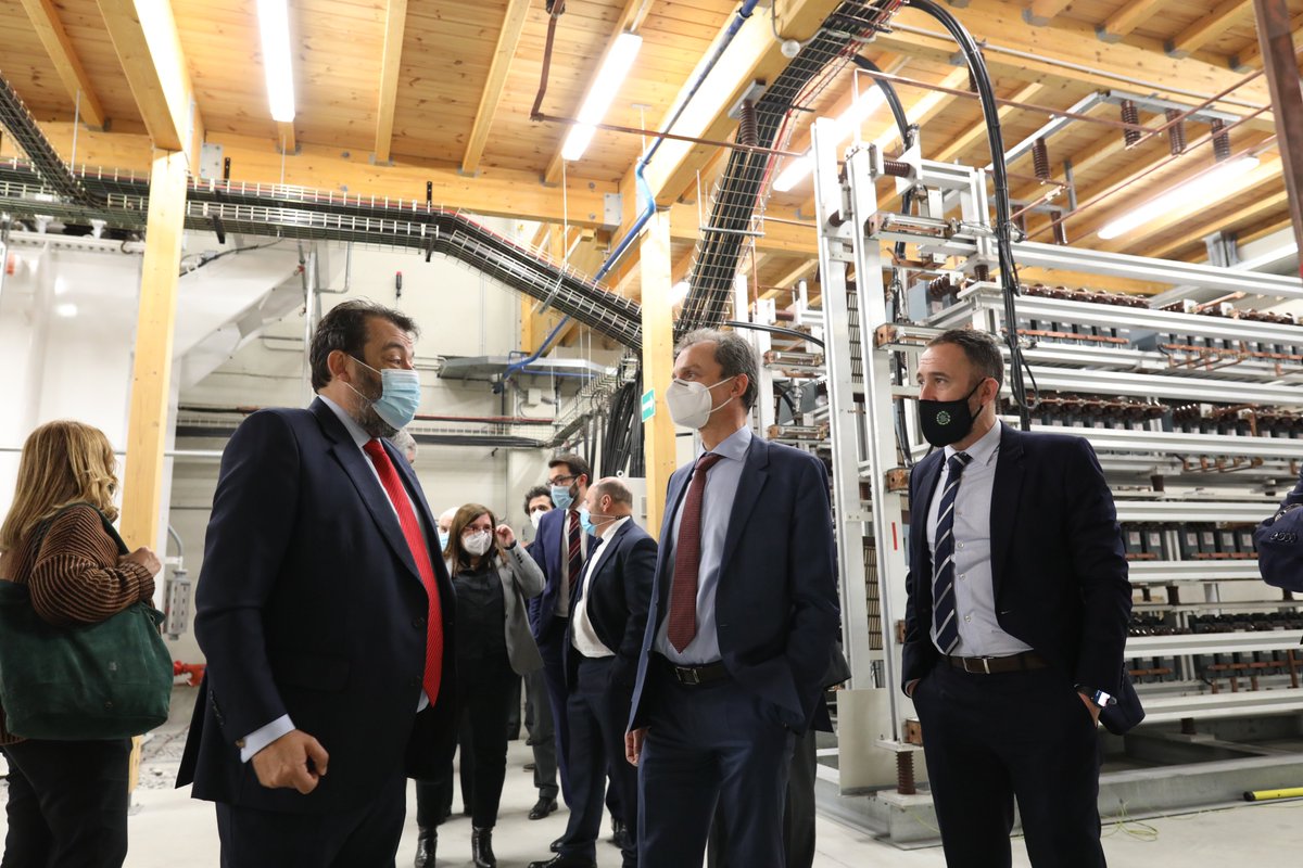astro_duque's tweet photo. Las soluciones tecnológicas innovadoras relacionadas con la sostenibilidad energética que desarrolla la empresa vasca @Velatia_global son centrales para la transición ecológica.
Hoy he podido visitar sus instalaciones y conocer de primera mano su trabajo puntero. https://t.co/sWhRTDdW1o