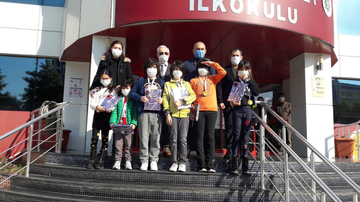 Ögretmen ve Öğrencilerimiz FLL Junior *Yenişehir Mühendisleri* yarışması ile ilgili ödül ve madalyalarını İlçe Milli Eğitim Müdürümüz sayın Kamil ÇELEBİYILMAZ'ın elinden aldılar. Müdürümüze çok teşekkür ediyoruz <a href="/ziyaselcuk/">Ziya Selçuk</a> <a href="/AdemKoca46/">Adem Koca</a> <a href="/kamilyilmaz33/">Kamilyılmaz33</a>