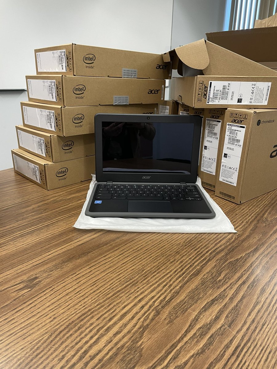 CardinalCarter's tweet photo. Cardinal Carter Cougars and St. Louis Crusaders thank CANADIAN TIRE Leamington and Bill Waechter for the generous donation of 20 chromebooks for our students supporting their  virtual learning! @stl_crusaders  @WECDSB @CanadianTire https://t.co/sym2zv6mwZ