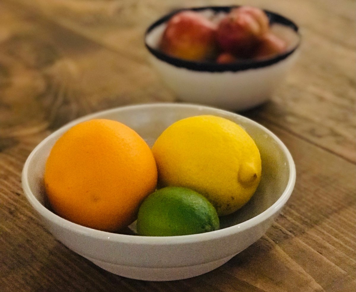 miratisonline's tweet image. Brightening up the kitchen on a dreary January day by filling beautiful bowls handmade  by @editjuhaszceramics and @soendergaard_design with sunshine fruits 

#fineporcelain #ceramicbowls
#handmadetableware #porcelain #beautifulceramics