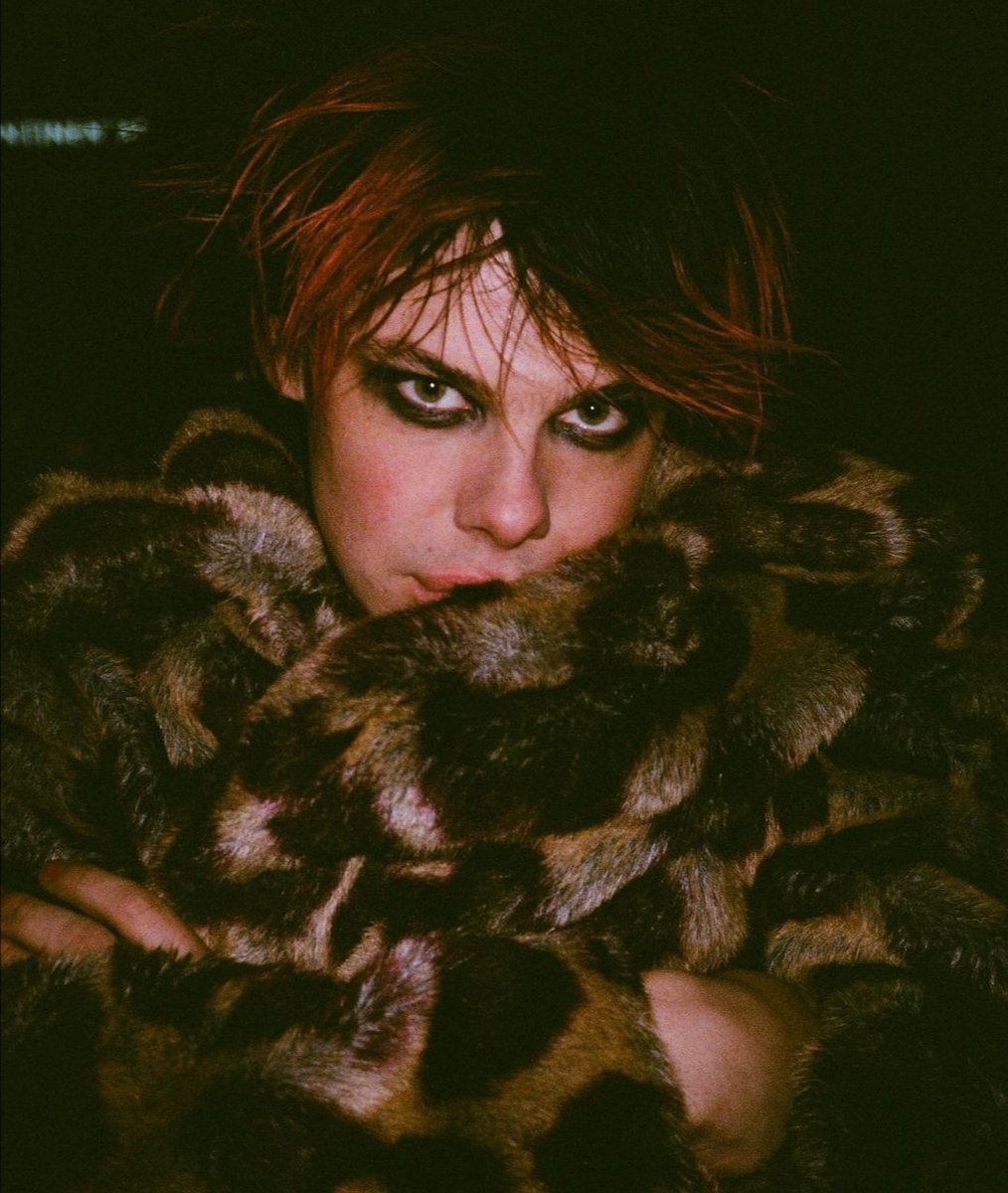 Samanthapigmom's tweet photo. Grabs my leopard print fur coat, smudges my eyeliner and messes up my hair. I'm not too hot to be actin like that 😉😘 #yungblud #actinglikethat #weird #MGK https://t.co/AzH7gdMXLT