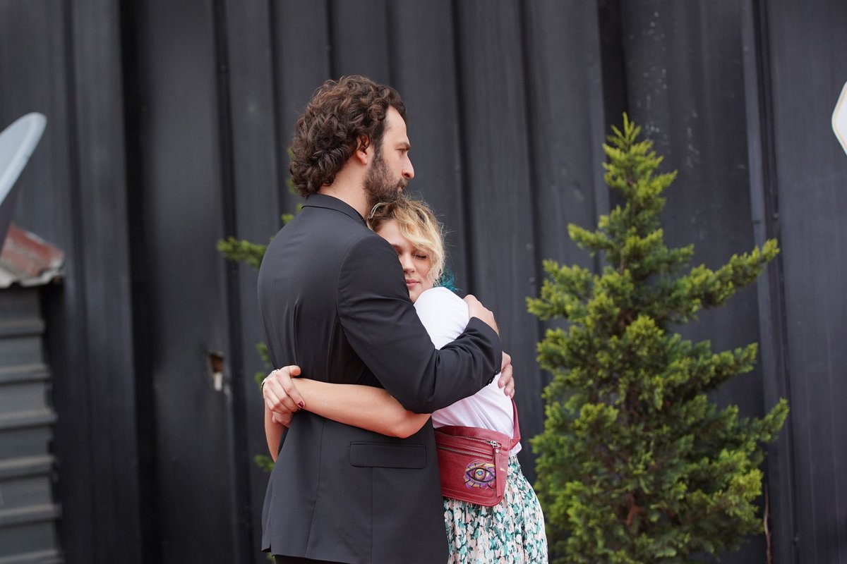 fati88kili's tweet photo. The cutest couple hugs idc ❤️😍

#MasumlarApartmani #incihan
#hanci #InternationalHugDay https://t.co/yysjthMW9I