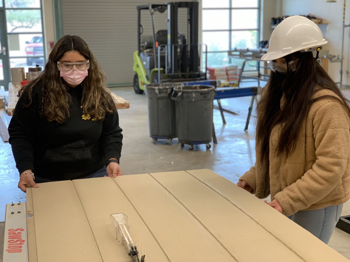 woodshop_paul's tweet photo. Sophomore ladies are getting some siding up on the deer blind. #mrpaulsshop @NISDCCA @NISD_CTE https://t.co/QeE0EJPzGG