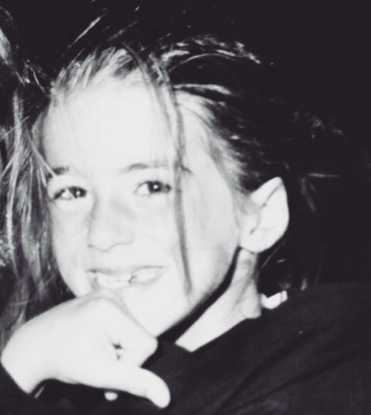 BanonTristane's tweet photo. Sur cette photo j’ai 13 ans et deux mois...les vacances à la Baule. L’âge où, si on viole un enfant, le Sénat considère qu’on peut plaider que c’est qu’il en a envie. On pourrait donc dire que cette petite fille a une grande envie d’un petit coup de reins. #LaLoi #DeQuoiOnParle https://t.co/dH6GOZ1wny