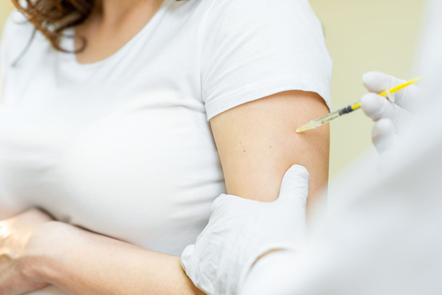 Es normal que haya ciertas reacciones después de cualquier vacuna, sin embargo, son necesarias para combatir diferentes enfermedades. Te compartimos los posibles efectos secundarios generales de las #vacunas contra #COVID19:

wee.com.mx/Blog/Las-difer…