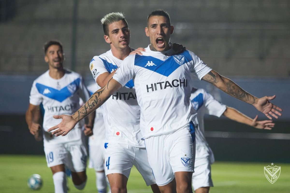 Hitachirv's tweet photo. GRACIAS A USTEDES, @Velez 
Desde 2015, acompañamos al Fortín, siendo su main sponsor, orgullosos por el camino que hemos recorrido juntos.
Hoy terminamos un sólido vínculo de mutuo respeto, admiración y confianza. 
Fueron 6 años apostando por un club y su gente que lo dio todo. https://t.co/dAOuUNOKIo