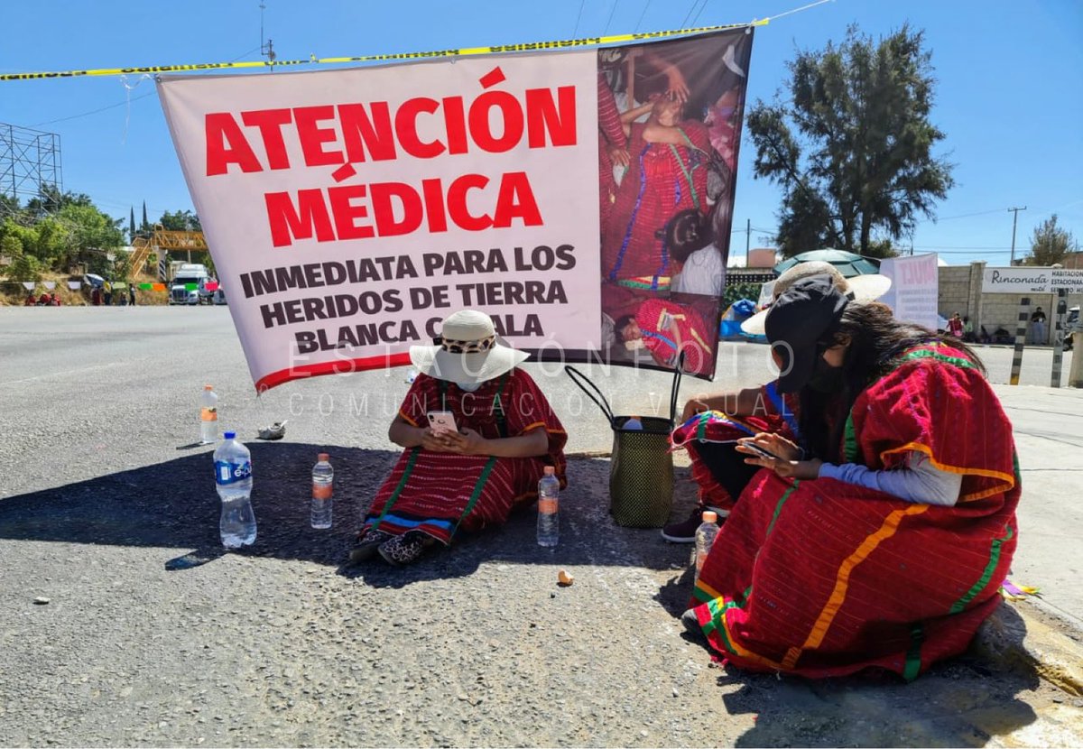 estacionfoto's tweet photo. Integrantes del Movimiento Unificador de Lucha Triqui Independiente (MULTI) bloquean el crucero de Hacienda Blanca, demandan la presencia de la Guardia Nacional en Tierra Blanca, Copala, ante la violencia que se ha registrado. Acusan al #MULT de estos hechos.

📷: Staff https://t.co/6ruzKM4YTh