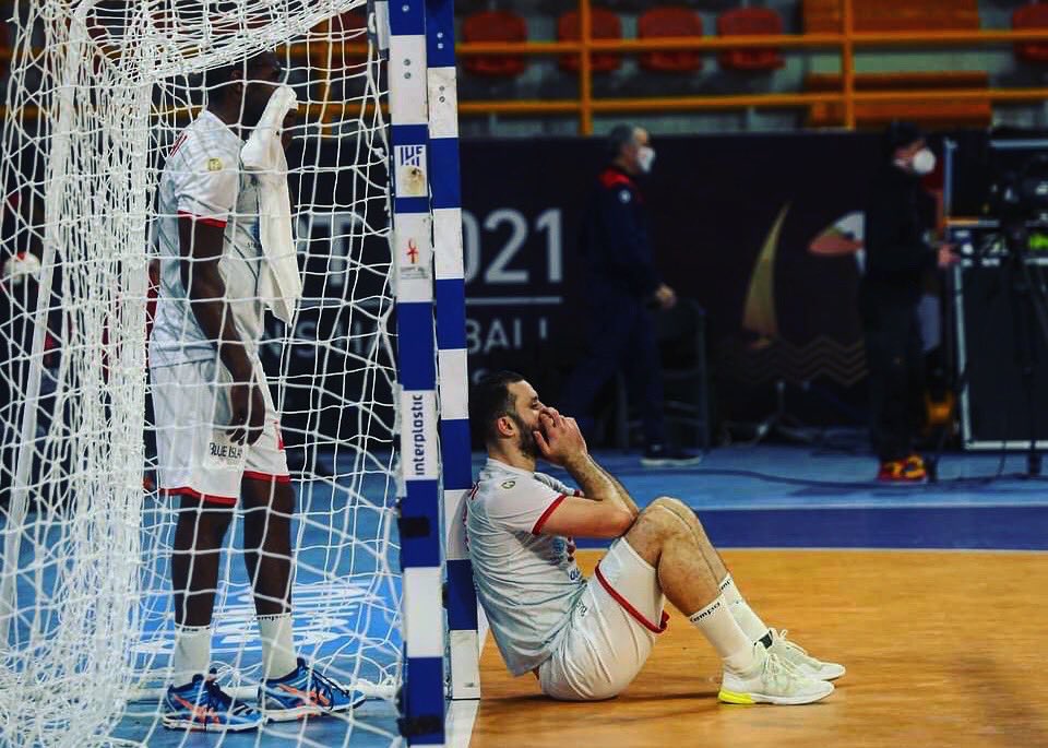 Discuté en long et en large, le nul de la Tunisie face au Brésil nous reste encore au travers de la gorge...Je vous propose une lecture différente du match à travers ce focus sur 4 Time Out clés à différents moments du match | Thread   #RedEagles    #Egypt2021  