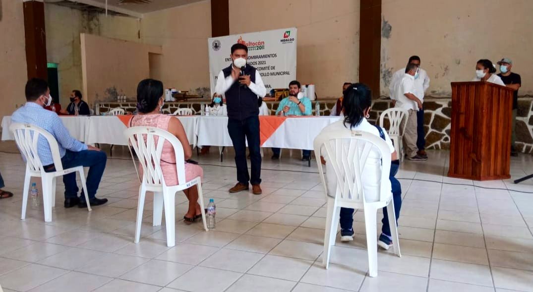 PlaneacionHgo's tweet photo. Junto con el Presidente Iván Lara, la Asamblea, funcionarios y representantes de sectores, el Subdirector en la Coordinación de Normatividad @jrobertojuarez, participó en la instalación del #Copladem de #Jaltocán en representación del titular de @PlaneacionHgo, @LamanCarranza. https://t.co/xY8a7e3lM1