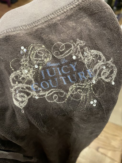 ladies....,,, pls help me find the top to this juicy sweatsuit https://t.co/nrQHNqbZSk