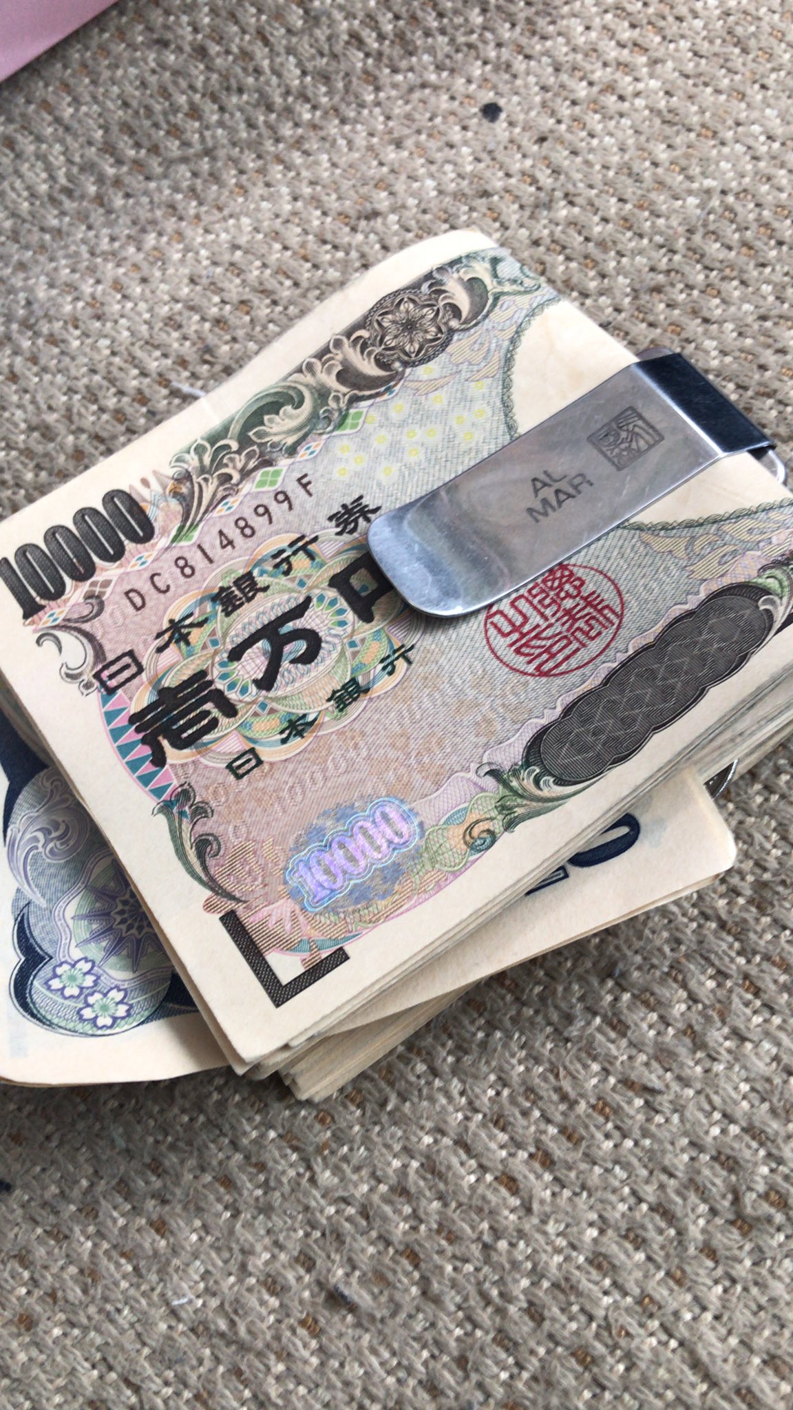 うづまき 朝から優しい嫁様が あんた いい加減財布を使えとうるさい お金を裸で持つのは 馬鹿とあんたとヤクザだけうるさい 財布をやめて35年 今更 もてるるか T Co Kfq6grd0l0 Twitter