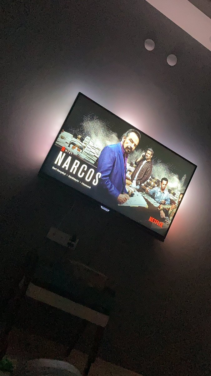 loadesen's tweet image. bir bucuk saatir şu ekranı izliyorum 19 kez narcosun afisiyle karsi karsiyayim bu donguye bir dur demenin vakti geldi