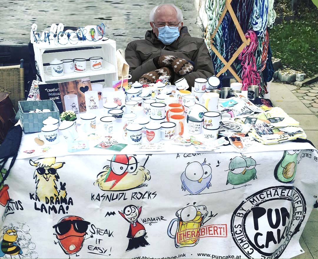punny_puncakes's tweet photo. Mein neuer Tschreapmverkäufer 😂
My new cup seller 😂
#BernieSanders #bernie #berniesandersmemes #mittens #puncake #mugs #tassen #merch #lustig #funny #babyitscoldoutside #bernieitscoldoutside #meme https://t.co/PvsnovLtoo