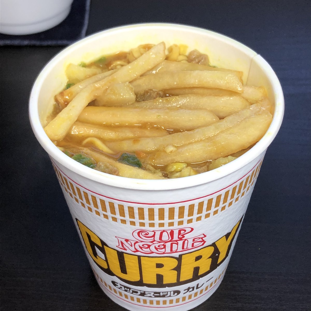 カップヌードル 人類の長年の課題であった 冷めたフライドポテトをおいしく食べる方法について考えていたのですが カップヌードルカレーにぶち込む という解決方法にたどり着きました みなさんもぜひやってみてください カレーの日 カップヌードル 人類の長年の課題であった 冷めたフライドポテトをおいしく食べる方法について考えていたのですが カップヌードルカレーにぶち込む という解決方法にたどり着きました みなさんもぜひやってみてください カレーの日