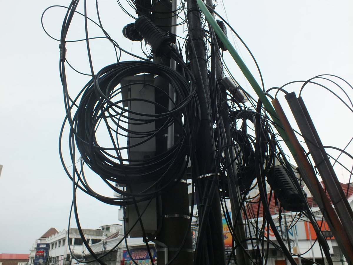 Wargi Bandung, bagaimana kondisi arus lalu lintas dan cuaca di sekitar anda pagi ini? #lalinBDG

Semoga kegiatan kita hari ini dilancarkan, tidak pabeulit seperti kabel di Jalan Naripan ini.