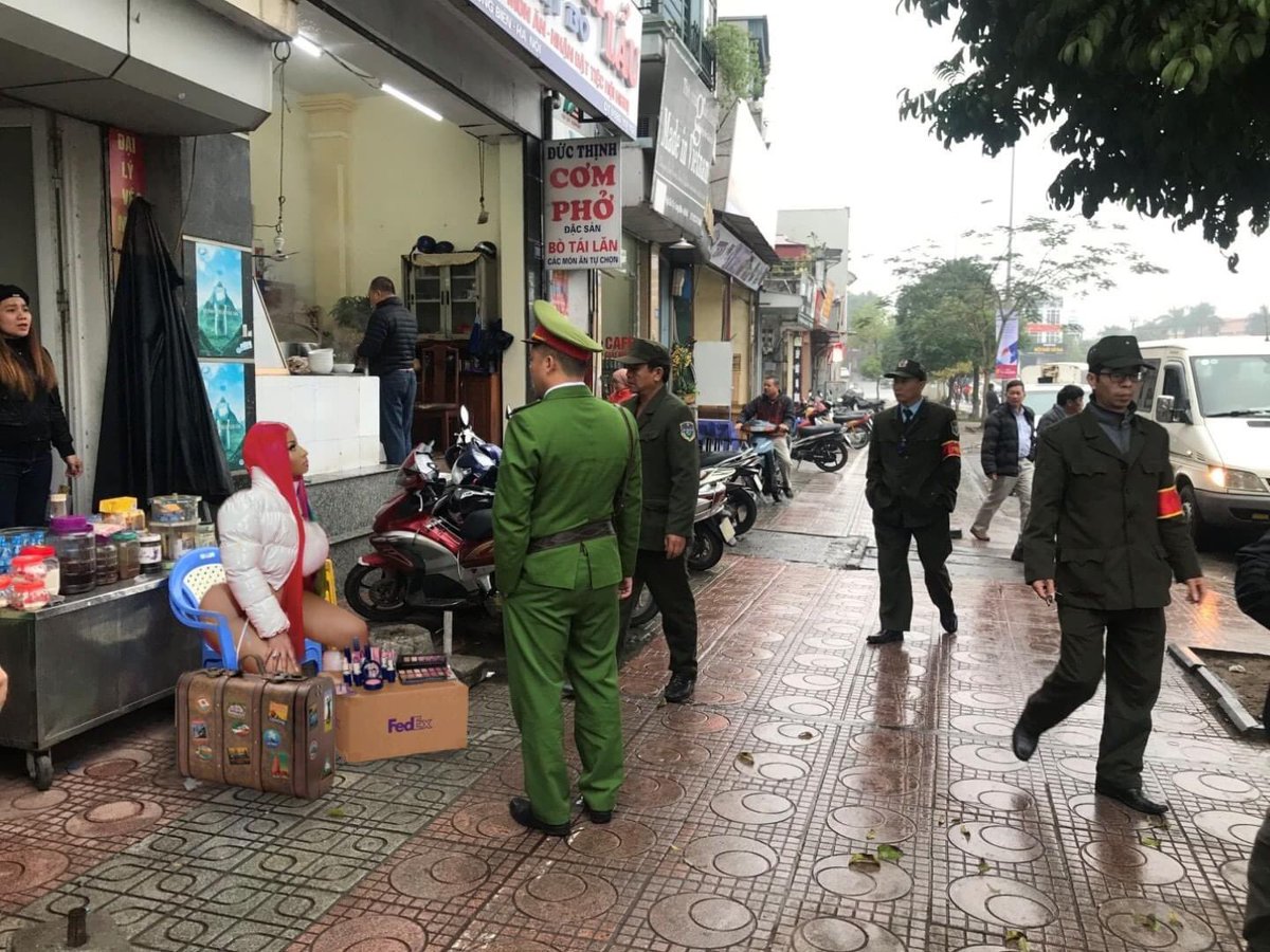 kiwithedemon's tweet image. me in Year 2026 when I come back to Vietnam, selling Bean and Shrimp Paste Noodles with my aunties on the streets 💅🍑