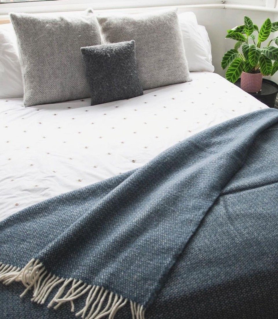 BritBuy's tweet photo. There's a definite chill in the air and the days are set to get colder. Keep yourself nice and cosy all night long with a beautiful British made wool throw. Shop the range: https://t.co/quB9xxslCq πβοΈ
#letsbuybritish #winterinterior #woolblanket #countryliving https://t.co/iN5pzzhrxs