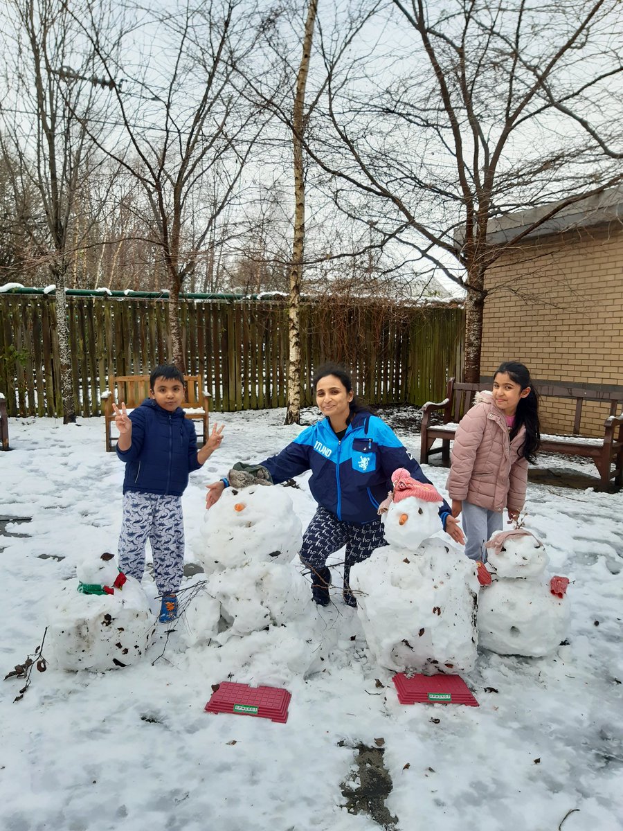 PrasadPai13's tweet photo. @NewsClements 
@Dalry1876 
Samidha had snowblasting and snowman building fun
Pictures below https://t.co/bfS4i1f7NK