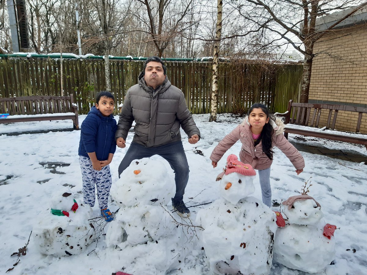 PrasadPai13's tweet photo. @NewsClements 
@Dalry1876 
Samidha had snowblasting and snowman building fun
Pictures below https://t.co/bfS4i1f7NK