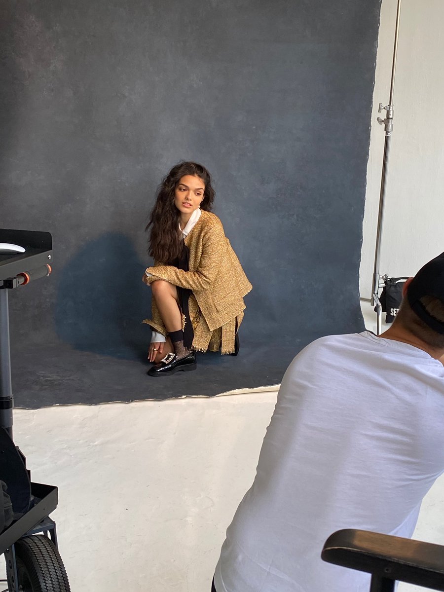 rachel zegler as robert pattinson: a very small thread