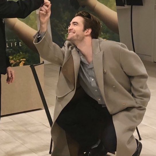 rachel zegler as robert pattinson: a very small thread