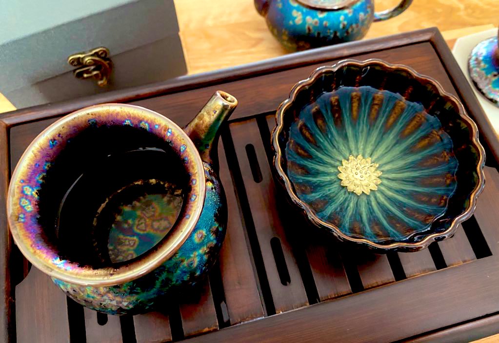 skyasha21's tweet photo. I’m obsessed ... the tea cup with the silver lotus flower is 3D, just came in today ... so pretty. 🥰
Drinking white tea - Pai Mu Tan
#tenmokus #whitetea #paimutan #gongfu #mulandesign #goldenpeacock https://t.co/dmkIB0wKYa