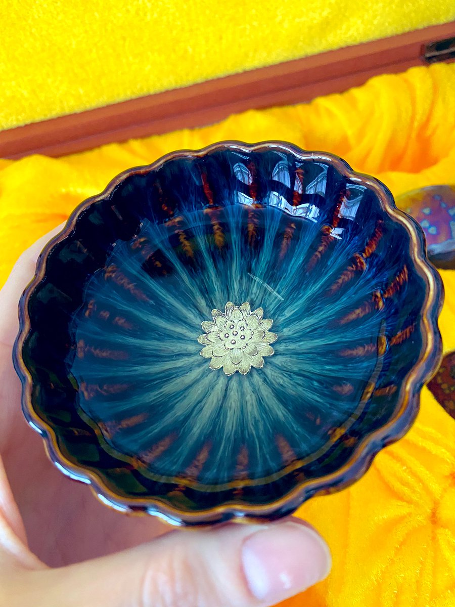 skyasha21's tweet photo. I’m obsessed ... the tea cup with the silver lotus flower is 3D, just came in today ... so pretty. 🥰
Drinking white tea - Pai Mu Tan
#tenmokus #whitetea #paimutan #gongfu #mulandesign #goldenpeacock https://t.co/dmkIB0wKYa