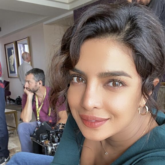 priyankachopra's tweet photo. BTS for #TheWhiteTigerNetflix #1daytogo 🐅

@_GouravAdarsh 
@RajkummarRao 
#RaminBahrani
@netflix https://t.co/79aNZ27UWQ