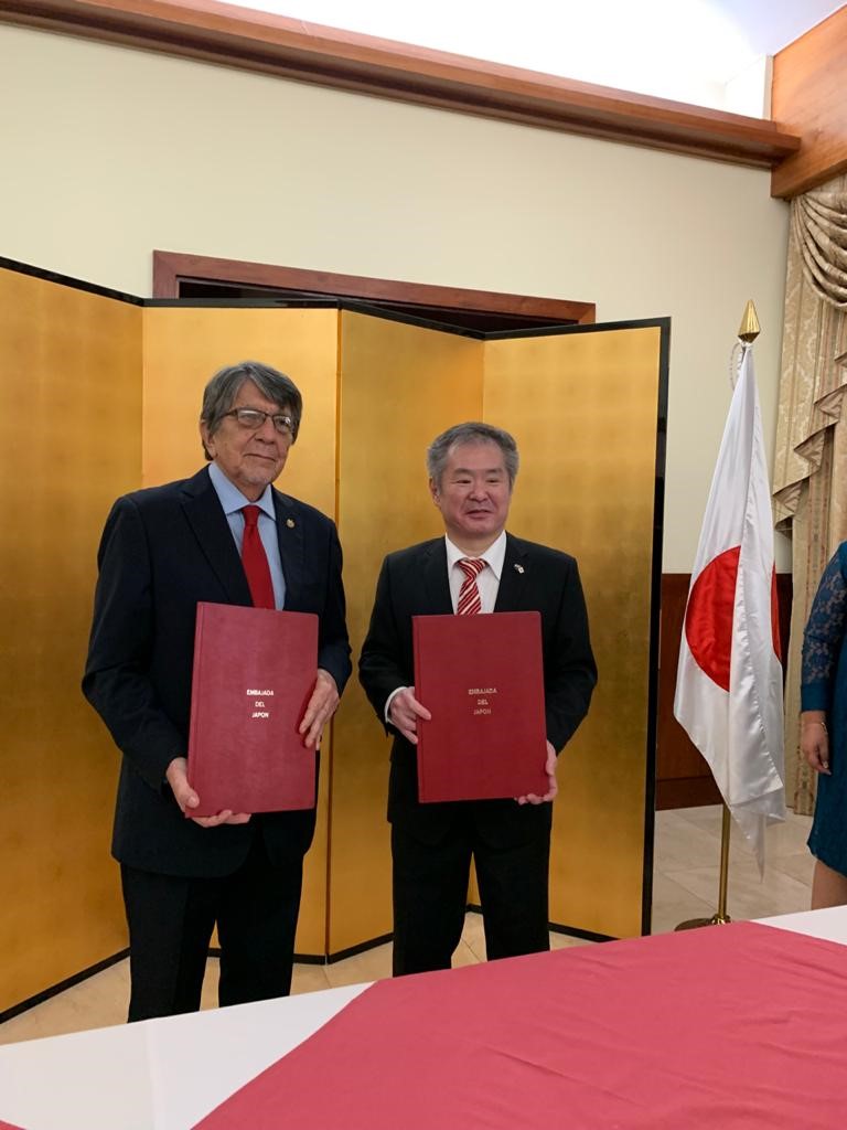 El Embajador del Japón junto al  Viceministro de <a href="/EducacionSV/">Ministerio de Educación</a> , representantes de las Alcaldías de Chalchuapa y Candelaria de La Frontera, representantes de 2 Centros Educativos beneficiados firmaron contratos de donación para obras en educación por aprox. de 214 mil dólares.