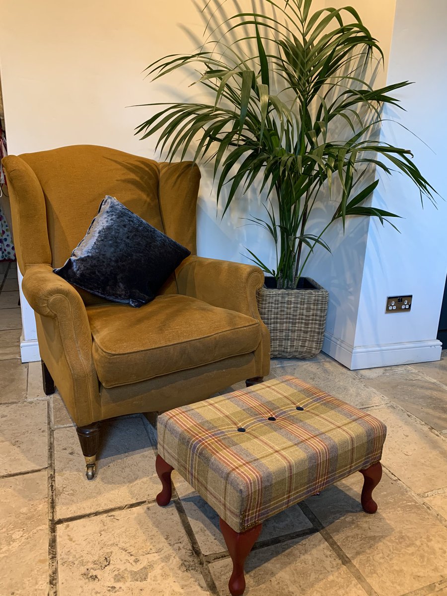 FeatureFurnish1's tweet image. A beautifully upholstered bespoke footstool using @Linwood_Fabric shown in a versatile way to enhance any chair within your home. DM for a price. Free delivery within a 50 mile radius
#interiordesign #HomeSweetHome #countryhouse #upholstery #feetup