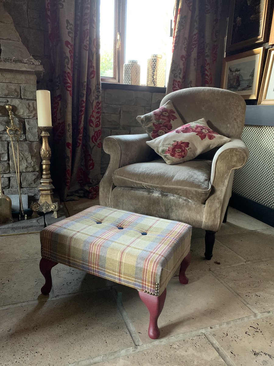 FeatureFurnish1's tweet image. A beautifully upholstered bespoke footstool using @Linwood_Fabric shown in a versatile way to enhance any chair within your home. DM for a price. Free delivery within a 50 mile radius
#interiordesign #HomeSweetHome #countryhouse #upholstery #feetup