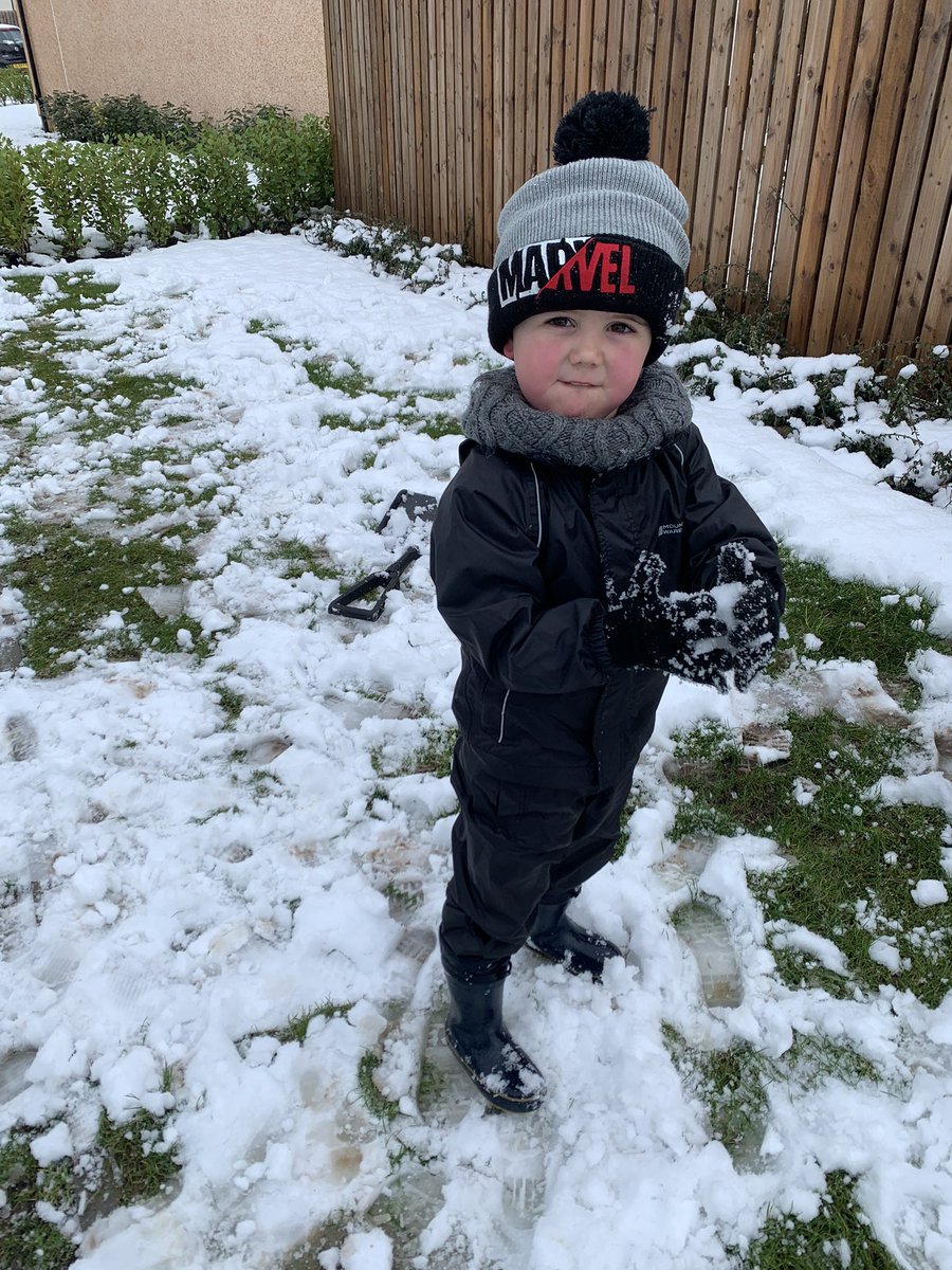 x_nf's tweet photo. Making snowballs and snow angels today ❄️ @WallyfordPNurs https://t.co/x3yYM82S8O