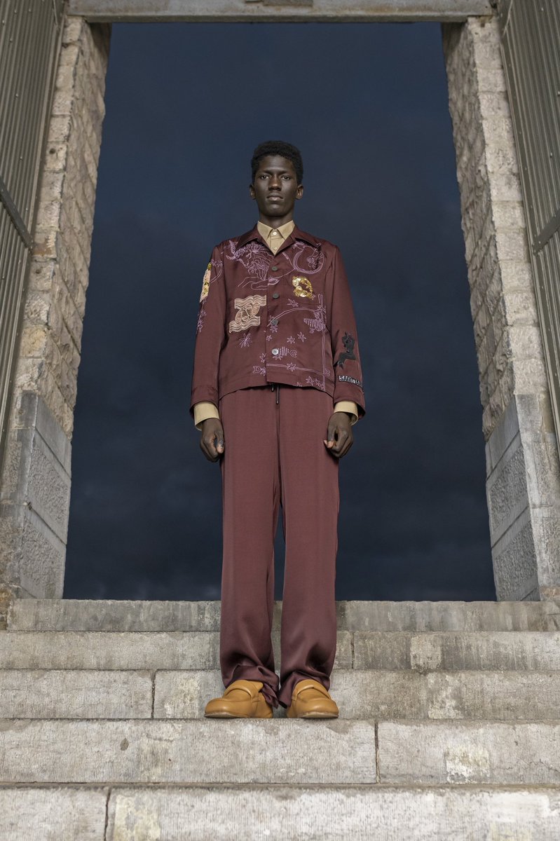 StreetFashion01's tweet photo. Dries Van Noten FW21!🖤 https://t.co/CkD3BMLf35