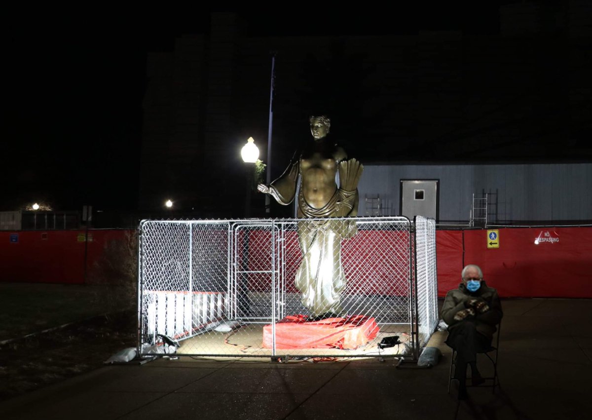 I had no idea he paid us a visit during my unveiling?? He’s everywhere!

 #berniesmittens #CeresMO