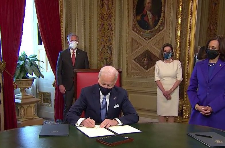 talibbabb's tweet photo. Biden signing the executive order to make all 8ths cost less than $50 🇺🇸 https://t.co/fu6EyFqwPa
