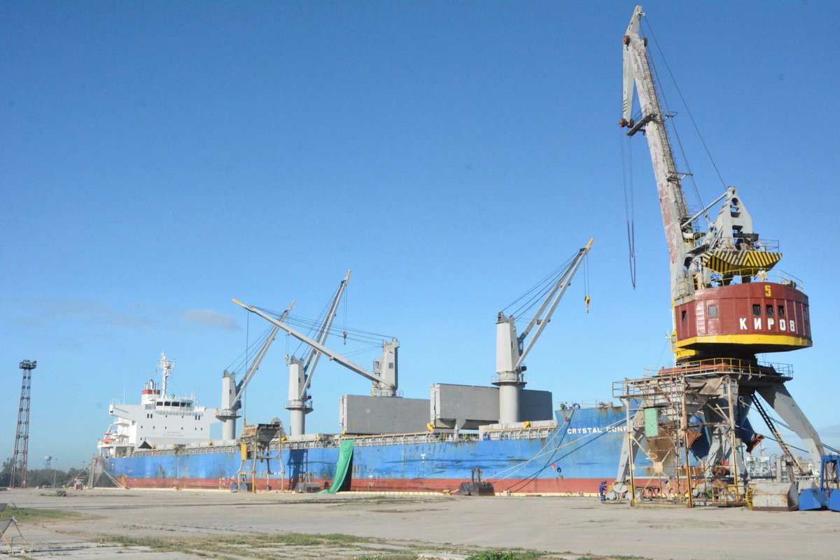 SEPOC4's tweet photo. La descarga de arroz y maíz, de los buques atracados en la terminal Andrés Gonzales Lines protagonizan las operaciones, hoy de SEPOC. https://t.co/NuhvJjQ9Ag