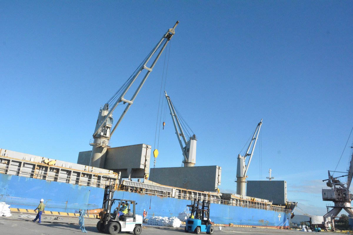 SEPOC4's tweet photo. La descarga de arroz y maíz, de los buques atracados en la terminal Andrés Gonzales Lines protagonizan las operaciones, hoy de SEPOC. https://t.co/NuhvJjQ9Ag